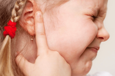 criança com dor de ouvido