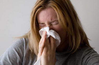 mulher a assoar o nariz