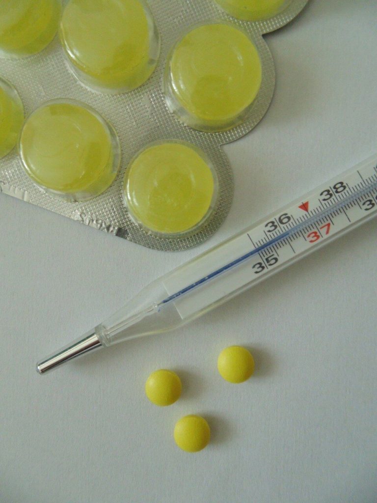 termómetro, pastilhas garganta e comprimidos