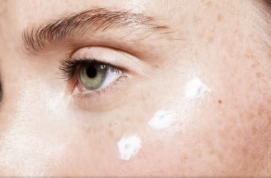 Mulher com creme no rosto