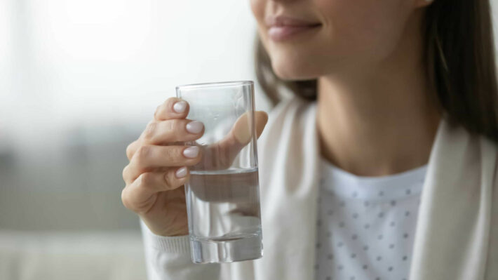 mulher a beber drenante